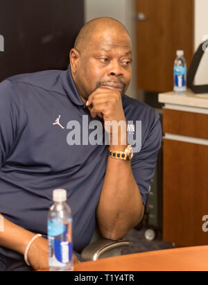 Washington, Vereinigte Staaten von Amerika. Okt, 2018 19. Patrick Ewing, Haupttrainer für Basketball der Männer an der Georgetown University ist in seinem Büro an der Universität in Washington, DC am Freitag, Oktober 19, 2018 fotografiert. Credit: Ron Sachs/CNP (Einschränkung: Keine New York oder New Jersey Zeitungen oder Zeitschriften innerhalb eines 75-Meilen-Radius von New York City) | Verwendung der weltweiten Kredit: dpa/Alamy leben Nachrichten Stockfoto