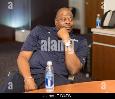 Washington, Vereinigte Staaten von Amerika. Okt, 2018 19. Patrick Ewing, Haupttrainer für Basketball der Männer an der Georgetown University ist in seinem Büro an der Universität in Washington, DC am Freitag, Oktober 19, 2018 fotografiert. Credit: Ron Sachs/CNP (Einschränkung: Keine New York oder New Jersey Zeitungen oder Zeitschriften innerhalb eines 75-Meilen-Radius von New York City) | Verwendung der weltweiten Kredit: dpa/Alamy leben Nachrichten Stockfoto