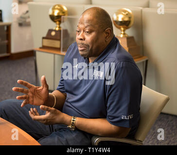 Washington, Vereinigte Staaten von Amerika. Okt, 2018 19. Patrick Ewing, Haupttrainer für Basketball der Männer an der Georgetown University ist in seinem Büro an der Universität in Washington, DC am Freitag, Oktober 19, 2018 fotografiert. Credit: Ron Sachs/CNP (Einschränkung: Keine New York oder New Jersey Zeitungen oder Zeitschriften innerhalb eines 75-Meilen-Radius von New York City) | Verwendung der weltweiten Kredit: dpa/Alamy leben Nachrichten Stockfoto