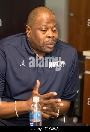 Washington, Vereinigte Staaten von Amerika. Okt, 2018 19. Patrick Ewing, Haupttrainer für Basketball der Männer an der Georgetown University ist in seinem Büro an der Universität in Washington, DC am Freitag, Oktober 19, 2018 fotografiert. Credit: Ron Sachs/CNP (Einschränkung: Keine New York oder New Jersey Zeitungen oder Zeitschriften innerhalb eines 75-Meilen-Radius von New York City) | Verwendung der weltweiten Kredit: dpa/Alamy leben Nachrichten Stockfoto