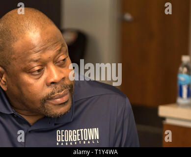 Washington, Vereinigte Staaten von Amerika. Okt, 2018 19. Patrick Ewing, Haupttrainer für Basketball der Männer an der Georgetown University ist in seinem Büro an der Universität in Washington, DC am Freitag, Oktober 19, 2018 fotografiert. Credit: Ron Sachs/CNP (Einschränkung: Keine New York oder New Jersey Zeitungen oder Zeitschriften innerhalb eines 75-Meilen-Radius von New York City) | Verwendung der weltweiten Kredit: dpa/Alamy leben Nachrichten Stockfoto