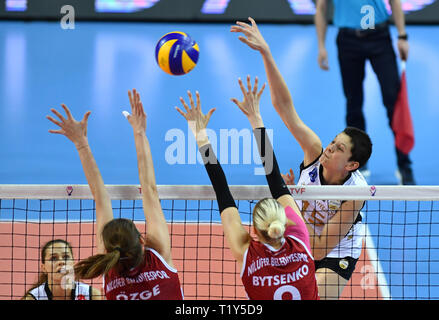 Istanbul, Türkei. 28. März, 2019. Vakifbank ist Ebrar Karakurt (1. R) Spitzen der Kugel während der zweiten Etappe der Viertelfinalegleichen der türkischen Frauen Volleyball Super League zwischen Vakifbank und Nilufer in Istanbul, Türkei, am 28. März 2019. Vakifbank gewann 3-0 und dem Halbfinale erweitert. Credit: Xu Suhui/Xinhua/Alamy leben Nachrichten Stockfoto