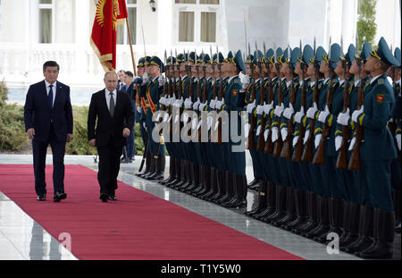 Bischkek, Kirgisistan. 28. März, 2019. Der russische Präsident Wladimir Putin (2 l), begleitet von kirgisischen Präsidenten Sooronbay Jeenbekov, inspiziert die Ehrengarde während der Begrüßungszeremonie in Bischkek, Kirgisistan, 28. März 2019. Wladimir Putin war an einem Tag - lange Staatsbesuch in Kirgisistan. Credit: Roman/Xinhua/Alamy leben Nachrichten Stockfoto