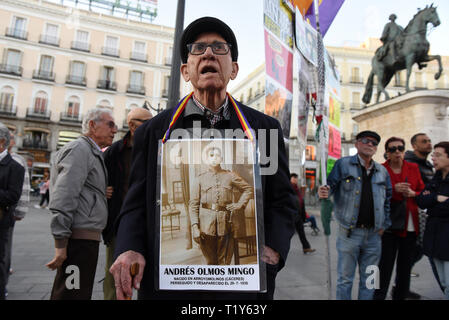 Eine Demonstrantin wird gesehen, hält ein Bild von seinem Vater, ging fehlt während der spanischen Diktatur unter Francisco Franco (1936-1975). Er war die Teilnahme an einem Protest gegen Immunität für Verbrechen, die während des Spanischen Bürgerkriegs von Francisco Francos Diktatur, und Gerechtigkeit für die Opfer und Angehörigen zu verlangen. Stockfoto