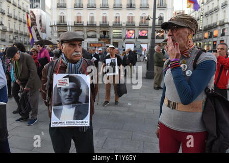 Eine Demonstrantin wird gesehen, hält ein Bild von seinem Vater, ging fehlt während der spanischen Diktatur unter Francisco Franco (1936-1975). Er war die Teilnahme an einem Protest gegen Immunität für Verbrechen, die während des Spanischen Bürgerkriegs von Francisco Francos Diktatur, und Gerechtigkeit für die Opfer und Angehörigen zu verlangen. Stockfoto