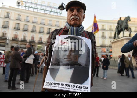 Eine Demonstrantin wird gesehen, hält ein Bild von seinem Vater, ging fehlt während der spanischen Diktatur unter Francisco Franco (1936-1975). Er war die Teilnahme an einem Protest gegen Immunität für Verbrechen, die während des Spanischen Bürgerkriegs von Francisco Francos Diktatur, und Gerechtigkeit für die Opfer und Angehörigen zu verlangen. Stockfoto