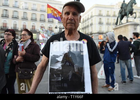 Eine Demonstrantin wird gesehen, hält ein Bild von seinem Vater, ging fehlt während der spanischen Diktatur unter Francisco Franco (1936-1975). Er war die Teilnahme an einem Protest gegen Immunität für Verbrechen, die während des Spanischen Bürgerkriegs von Francisco Francos Diktatur, und Gerechtigkeit für die Opfer und Angehörigen zu verlangen. Stockfoto