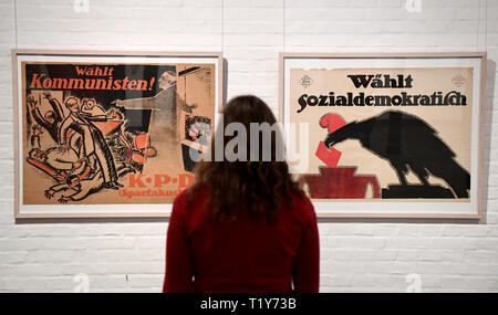 Schleswig, Deutschland. 28. März, 2019. Wahlplakate aus der Weimarer Republik hängen in der Ausstellung "pannungsfeld Weimar. Kunst und Gesellschaft 1919-1933". Der Schwerpunkt der Ausstellung auf Schloss Gottorf vom 31.03.2019 bis 03.11.2019 ist in den Jahren der ersten deutschen Demokratie, der Weimarer Republik. Sie sind durch die starken politischen und sozialen Umwälzungen gekennzeichnet. Dies ist auch in der Kunst und Kultur wider. Credit: Carsten Rehder/dpa - ACHTUNG: Für redaktionelle Verwendung nur in Zusammenhang mit der Berichterstattung über die Ausstellung/dpa/Alamy leben Nachrichten Stockfoto