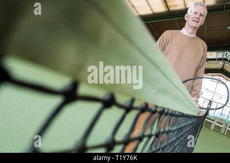 Hilden, Deutschland. 28. März, 2019. Wilhelm Bungert, der ehemalige Weltklasse Tennisspieler, steht auf einem Tennisplatz seiner Tennis und Golf Ranch. Bungert feiert seinen 80. Geburtstag am 01. April 2019. Credit: Federico Gambarini/dpa/Alamy leben Nachrichten Stockfoto