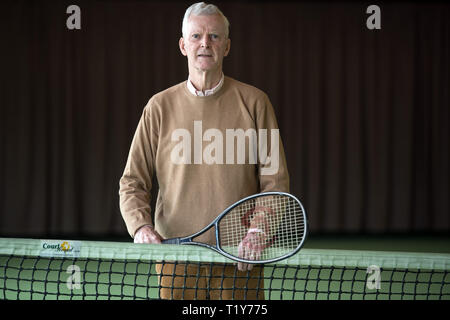 Hilden, Deutschland. 28. März, 2019. Wilhelm Bungert, der ehemalige Weltklasse Tennisspieler, steht auf einem Tennisplatz seiner Tennis und Golf Ranch. Bungert feiert seinen 80. Geburtstag am 01. April 2019. Credit: Federico Gambarini/dpa/Alamy leben Nachrichten Stockfoto