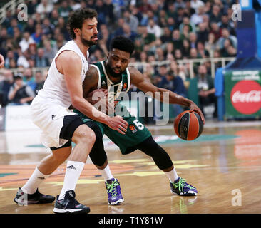 Athen, Griechenland. 28. März, 2019. Keith Langford (R) von Panathinaikos Athen OPAP Mias mit Sergio Llull von Real Madrid während der regelmäßigen Spiel der Basketball Euroleague OPAP zwischen Panathinaikos Athen und Real Madrid im oaka Stadium in Athen, Griechenland, am 28. März 2019. Panathinaikos verloren 73-74. Credit: Marios Lolos/Xinhua/Alamy leben Nachrichten Stockfoto