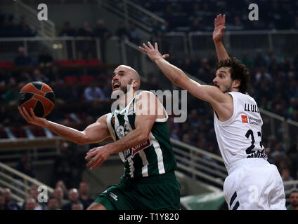 Athen, Griechenland. 28. März, 2019. Nick Calathes (L) von Panathinaikos Athen OPAP konkurriert mit Sergio Llull von Real Madrid während der regelmäßigen Spiel der Basketball Euroleague OPAP zwischen Panathinaikos Athen und Real Madrid im oaka Stadium in Athen, Griechenland, am 28. März 2019. Panathinaikos verloren 73-74. Credit: Marios Lolos/Xinhua/Alamy leben Nachrichten Stockfoto