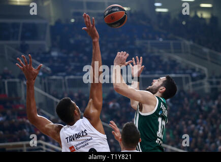 Athen, Griechenland. 28. März, 2019. Ioannis Papapetrou (R) von Panathinaikos Athen OPAP konkurriert mit Edy Tavares (L) von Real Madrid während der regelmäßigen Spiel der Basketball Euroleague OPAP zwischen Panathinaikos Athen und Real Madrid im oaka Stadium in Athen, Griechenland, am 28. März 2019. Panathinaikos verloren 73-74. Credit: Marios Lolos/Xinhua/Alamy leben Nachrichten Stockfoto