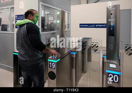 Kalandya, ISRAEL 28.. März - Ein Palästinenser durchläuft auf seinem Weg nach Jerusalem am Kalandia- oder Kalandiya-Übergang zwischen Jerusalem und Ramallah am 28. März 2019 eine biometrische Drehkreuzung. Die $11 Millionen Renovierung des Qalandiya Checkpoint wurde durchgeführt, um die Pendelanbahnung von Tausenden von Palästinensern täglich zu verbessern, hauptsächlich mit Hilfe neuer Identifikationsstationen mit verbesserter Technologie. Kredit: Eddie Gerald/Alamy Live Nachrichten Stockfoto