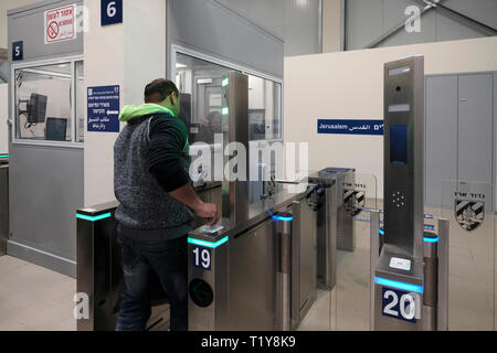 Kalandya, ISRAEL 28.. März - Ein Palästinenser durchläuft auf seinem Weg nach Jerusalem am Kalandia- oder Kalandiya-Übergang zwischen Jerusalem und Ramallah am 28. März 2019 eine biometrische Drehkreuzung. Die $11 Millionen Renovierung des Qalandiya Checkpoint wurde durchgeführt, um die Pendelanbahnung von Tausenden von Palästinensern täglich zu verbessern, hauptsächlich mit Hilfe neuer Identifikationsstationen mit verbesserter Technologie. Kredit: Eddie Gerald/Alamy Live Nachrichten Stockfoto