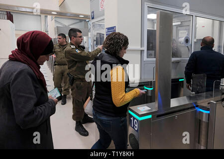 Kalandya, ISRAEL 28.. März - Eine Palästinenserin durchläuft auf ihrem Weg nach Jerusalem am Kalandia- oder Kalandiya-Übergang zwischen Jerusalem und Ramallah am 28. März 2019 eine biometrische Drehkreuzung. Die $11 Millionen Renovierung des Qalandiya Checkpoint wurde durchgeführt, um die Pendelanbahnung von Tausenden von Palästinensern täglich zu verbessern, hauptsächlich mit Hilfe neuer Identifikationsstationen mit verbesserter Technologie. Kredit: Eddie Gerald/Alamy Live Nachrichten Stockfoto