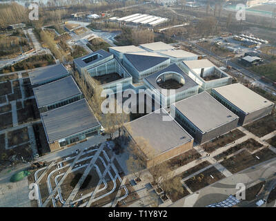 Peking, China. 27 Mär, 2019. Luftbild am 27. März 2019 zeigt die Gärtnerischen Lebenserfahrung Pavillon auf dem Gelände der Internationalen Gartenbauausstellung 2019 Beijing China (Expo 2019 Beijing) im Landkreis Yanqing von Peking, der Hauptstadt von China. Credit: Ju Huanzong/Xinhua/Alamy leben Nachrichten Stockfoto