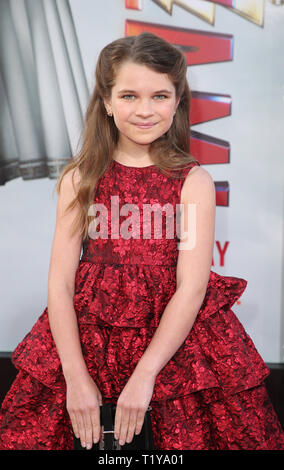 Raegan Revord kommt zur Premiere von Warner Bros. 100. Episode of YOUNG