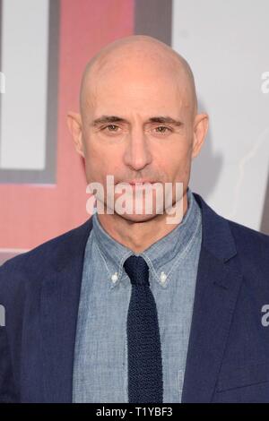 Los Angeles, CA, USA. 28. März, 2019. Mark Strong in der Ankunftshalle für SHAZAM! Weltpremiere, TCL Chinese Theatre (ehemals Grauman's), Los Angeles, CA 28. März 2019. Credit: Priscilla Grant/Everett Collection/Alamy leben Nachrichten Stockfoto