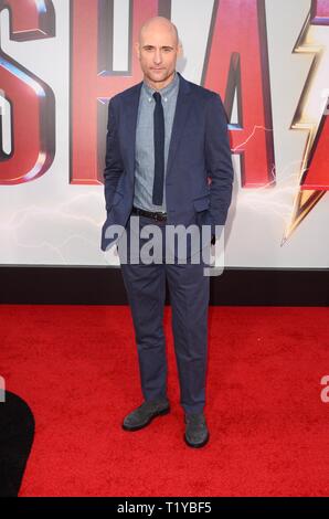 Los Angeles, CA, USA. 28. März, 2019. Mark Strong in der Ankunftshalle für SHAZAM! Weltpremiere, TCL Chinese Theatre (ehemals Grauman's), Los Angeles, CA 28. März 2019. Credit: Priscilla Grant/Everett Collection/Alamy leben Nachrichten Stockfoto