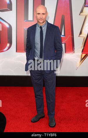 Los Angeles, CA, USA. 28. März, 2019. Mark Strong in der Ankunftshalle für SHAZAM! Weltpremiere, TCL Chinese Theatre (ehemals Grauman's), Los Angeles, CA 28. März 2019. Credit: Priscilla Grant/Everett Collection/Alamy leben Nachrichten Stockfoto