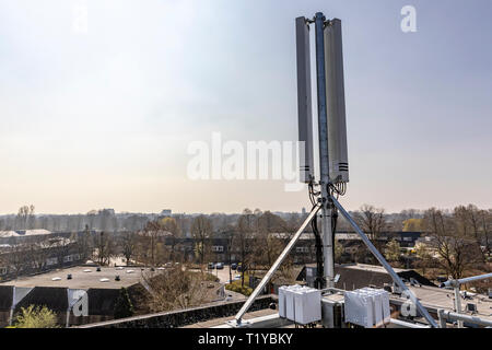 OOSTERHOUT, Niederlande, 29-03-2019, Nieuws Binnenland,, KPN arbeitet auf den Ausbau und die Erneuerung des Mobilfunknetzes. Beispielsweise zusätzliche mobile Antennen sind in einer Reihe von Orten installiert das mobile Netzwerk zu erweitern und es stabiler zu machen. Diese neuen Antennen sind bereits für die neue 5G-Netz vorbereitet und können neue Kunden mit dem neuen schnellen 5G-Netz mit einer kleinen Einstellung. Stockfoto