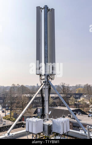 OOSTERHOUT, Niederlande, 29-03-2019, Nieuws Binnenland,, KPN arbeitet auf den Ausbau und die Erneuerung des Mobilfunknetzes. Beispielsweise zusätzliche mobile Antennen sind in einer Reihe von Orten installiert das mobile Netzwerk zu erweitern und es stabiler zu machen. Diese neuen Antennen sind bereits für die neue 5G-Netz vorbereitet und können neue Kunden mit dem neuen schnellen 5G-Netz mit einer kleinen Einstellung. Stockfoto