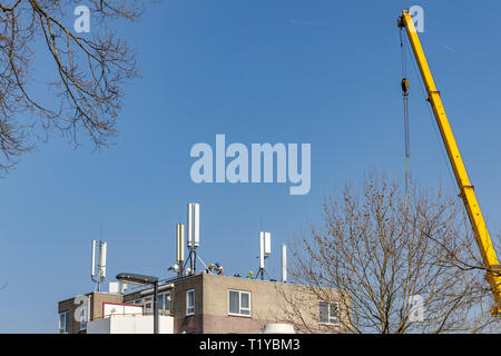 OOSTERHOUT, Niederlande, 29-03-2019, Nieuws Binnenland,, KPN arbeitet auf den Ausbau und die Erneuerung des Mobilfunknetzes. Beispielsweise zusätzliche mobile Antennen sind in einer Reihe von Orten installiert das mobile Netzwerk zu erweitern und es stabiler zu machen. Diese neuen Antennen sind bereits für die neue 5G-Netz vorbereitet und können neue Kunden mit dem neuen schnellen 5G-Netz mit einer kleinen Einstellung. Stockfoto