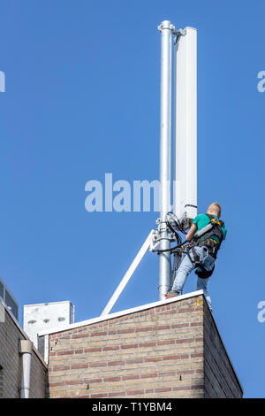 OOSTERHOUT, Niederlande, 29-03-2019, Nieuws Binnenland,, KPN arbeitet auf den Ausbau und die Erneuerung des Mobilfunknetzes. Beispielsweise zusätzliche mobile Antennen sind in einer Reihe von Orten installiert das mobile Netzwerk zu erweitern und es stabiler zu machen. Diese neuen Antennen sind bereits für die neue 5G-Netz vorbereitet und können neue Kunden mit dem neuen schnellen 5G-Netz mit einer kleinen Einstellung. Stockfoto