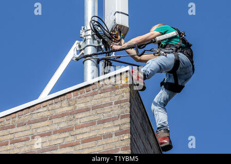 OOSTERHOUT, Niederlande, 29-03-2019, Nieuws Binnenland,, KPN arbeitet auf den Ausbau und die Erneuerung des Mobilfunknetzes. Beispielsweise zusätzliche mobile Antennen sind in einer Reihe von Orten installiert das mobile Netzwerk zu erweitern und es stabiler zu machen. Diese neuen Antennen sind bereits für die neue 5G-Netz vorbereitet und können neue Kunden mit dem neuen schnellen 5G-Netz mit einer kleinen Einstellung. Stockfoto