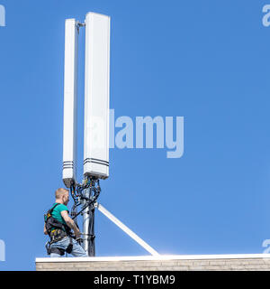 OOSTERHOUT, Niederlande, 29-03-2019, Nieuws Binnenland,, KPN arbeitet auf den Ausbau und die Erneuerung des Mobilfunknetzes. Beispielsweise zusätzliche mobile Antennen sind in einer Reihe von Orten installiert das mobile Netzwerk zu erweitern und es stabiler zu machen. Diese neuen Antennen sind bereits für die neue 5G-Netz vorbereitet und können neue Kunden mit dem neuen schnellen 5G-Netz mit einer kleinen Einstellung. Stockfoto