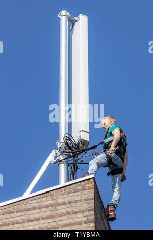 OOSTERHOUT, Niederlande, 29-03-2019, Nieuws Binnenland,, KPN arbeitet auf den Ausbau und die Erneuerung des Mobilfunknetzes. Beispielsweise zusätzliche mobile Antennen sind in einer Reihe von Orten installiert das mobile Netzwerk zu erweitern und es stabiler zu machen. Diese neuen Antennen sind bereits für die neue 5G-Netz vorbereitet und können neue Kunden mit dem neuen schnellen 5G-Netz mit einer kleinen Einstellung. Stockfoto