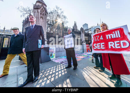 Der konservative Abgeordnete Jakob Rees-Mogg Ankunft im Palast von Westminster, London, Großbritannien. 29. März 2019, das Datum, an dem der britische gesehen haben sollte die EU die Debatte über eine Regierung Brexit Bewegung auf Genehmigung einer Rücknahme Vereinbarung. Die Demonstranten sind Anfang außerhalb zu sammeln Stockfoto