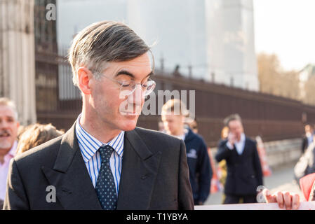 Der konservative Abgeordnete Jakob Rees-Mogg Ankunft im Palast von Westminster, London, Großbritannien. 29. März 2019, das Datum, an dem der britische gesehen haben sollte die EU die Debatte über eine Regierung Brexit Bewegung auf Genehmigung einer Rücknahme Abkommen Stockfoto