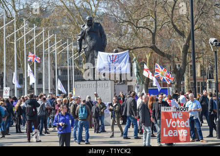 London, Großbritannien. 29 Mär, 2019. Pro Brexit Anhänger versammeln sich in Parliament Square London heute, wie Sie Ihre Wut auf die EU heute nicht verlassen. MP's sind heute zu diskutieren, dass das Europäische Parlament an dem Tag, an dem es ursprünglich sein sollte: Simon Dack/Alamy Live-Nachrichten passieren Stockfoto