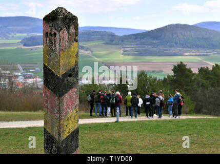 Geisa, Deutschland. 29 Mär, 2019. Studenten aus Hünfeld, Schmalkalden und Weimar wird von Zeitzeugen durch die Ausstellungen auf dem Gelände der ehemaligen US-Lager der Point Alpha Gedenkstätte und entlang der Grenze Rekonstruktionen geführt werden. Kadetten aus den USA Department of Defense Education Activity (DODEA) High School in Wiesbaden sind die Durchführung der traditionellen Fahnenzeremonie, das so genannte "Retreat Zeremonie", anlässlich des 29. Jahrestages der letzten US Border Patrol am Point Alpha. Foto: Martin Schutt/dpa-Zentralbild/dpa/Alamy leben Nachrichten Stockfoto