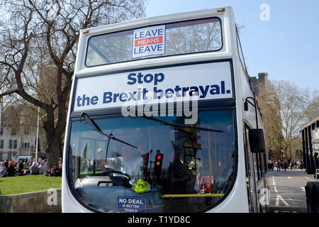 London, Großbritannien. 29 Mär, 2019. Hunderte von pro-Brexit unterstützer Protest in Parliament Square, als Großbritannien sollte die Europäische Union heute zu verlassen. Credit: Yanice Idir/Alamy leben Nachrichten Stockfoto