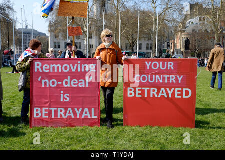 London, Großbritannien. 29 Mär, 2019. Hunderte von pro-Brexit unterstützer Protest in Parliament Square, als Großbritannien sollte die Europäische Union heute zu verlassen. Credit: Yanice Idir/Alamy leben Nachrichten Stockfoto