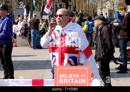 London, Großbritannien. 29 Mär, 2019. Hunderte von pro-Brexit unterstützer Protest in Parliament Square, als Großbritannien sollte die Europäische Union heute zu verlassen. Credit: Yanice Idir/Alamy leben Nachrichten Stockfoto