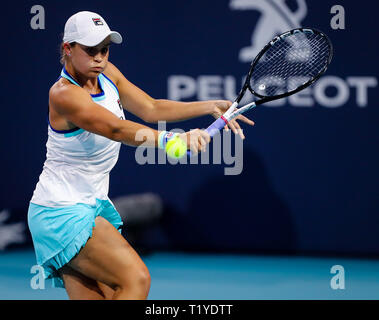 Miami Gardens, Florida, USA. 28. März, 2019. Ashleigh Barty, von Australien, liefert einen Schuß zu Anet Kontaveit bei einem halbfinale am2019 Miami geöffneten dargestellt von itaú Professional Tennis Turnier, an dem Hardrock Stadion in Miami Gardens, Florida, USA gespielt. Barty gewann 6-3, 6-3. Mario Houben/CSM/Alamy leben Nachrichten Stockfoto