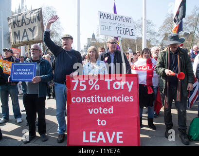 London, Großbritannien. 29 Mär, 2019. Großbritannien wurde ursprünglich festgelegt, die der Europäischen Union am 29. März 2019 (der Europäische Rat in der letzten Woche eine Verlängerung vereinbart bis mindestens 12. April) verlassen. Wie der Ministerpräsident stellt eine sinnvolle Abstimmung auf Ihr Angebot zu Brexit MPs. Die Demonstranten vom Bleiben und Gehen Lager außerhalb des Parlaments gesammelt. Quelle: Michael Tubi/Alamy leben Nachrichten Stockfoto