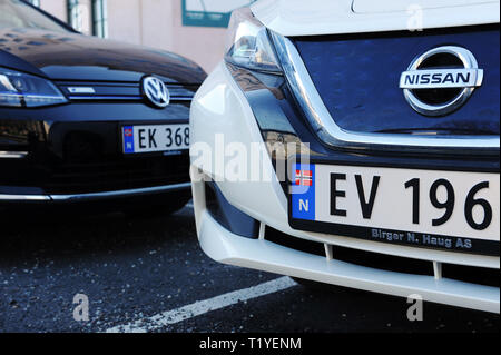 29. März 2019, Norwegen, Oslo: Elektroautos sind vor einem Bürogebäude geparkt. Drittel aller neu zugelassenen Fahrzeuge im Land werden elektrisch angetrieben. Alle EV, EL und Ek Autos sind Elektroautos in Norwegen. (Dpa' zwei Jahre für e-Auto warten? - Norwegen kritisiert Auto Industrie" vom 29.03.2019) Foto: Sigrid Harms/dpa Stockfoto