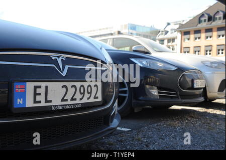 29. März 2019, Norwegen, Oslo: Elektroauto von Tesla sind vor einem Bürogebäude geparkt. Drittel aller neu zugelassenen Fahrzeuge im Land werden elektrisch angetrieben. Alle EV, EL und Ek Autos sind Elektroautos in Norwegen. Foto: Sigrid Harms/dpa Stockfoto