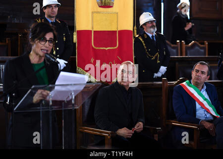 Der Regisseur Ferzan Ozpetek ab heute Ehrenbürger von Neapel, die Preisverleihung fand in der Sala dei Baroni am Maschio Angioino, mit der Anwesenheit der Schauspielerin Silvana Ranieri und der Bürgermeister Luigi De Magistris. 29.03.2019, Neapel, Italien Stockfoto