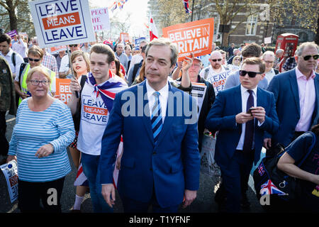 London, Großbritannien. 29. März 2019. Tausende von Demonstranten versammeln sich Parlament Platz nach zwei Woche März von Sunderland Andy Barton/Alamy leben Nachrichten Stockfoto