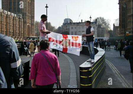 Westminster, London, Großbritannien. 29. Mär 2019. Pro Brexit Demonstranten sammeln außerhalb des Parlaments, Westminster, Großbritannien Quelle: Knelstrom Ltd/Alamy leben Nachrichten Stockfoto