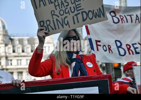 Westminster, London, Großbritannien. 29. Mär 2019. Pro Brexit Demonstranten sammeln außerhalb des Parlaments, Westminster, Großbritannien Quelle: Knelstrom Ltd/Alamy leben Nachrichten Stockfoto