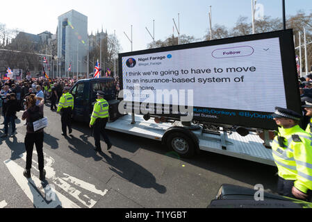 Westminster, London, Großbritannien. Demonstrationen statt, die von Brexiteers protestieren gegen die Unfähigkeit der britischen Regierung durch mit Verlassen der Europäischen Union trotz des Referendums zu folgen. An dem Tag, an dem eine Brexit motion im Parlament eine große Anzahl von Menschen Platz zu nehmen versammelten sich vor, ihren Standpunkt zu Gehör zu bringen. Polizei Begleitung bleiben eine gesponserte Van mit Nigel Farage Zitat auf NHS Stockfoto