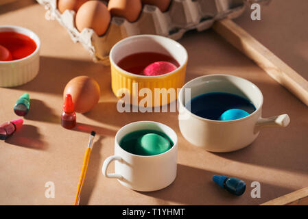 Bunte Ostereier auf eine leichte Leinwand Hintergrund, Platz für Text. Stockfoto