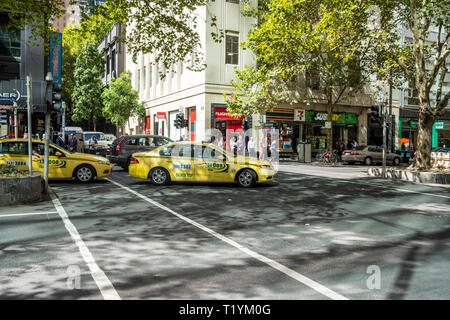 Gelbes Taxi Autos in Exhibition Street im Stadtzentrum von Melbourne, Victoria, Australien Stockfoto